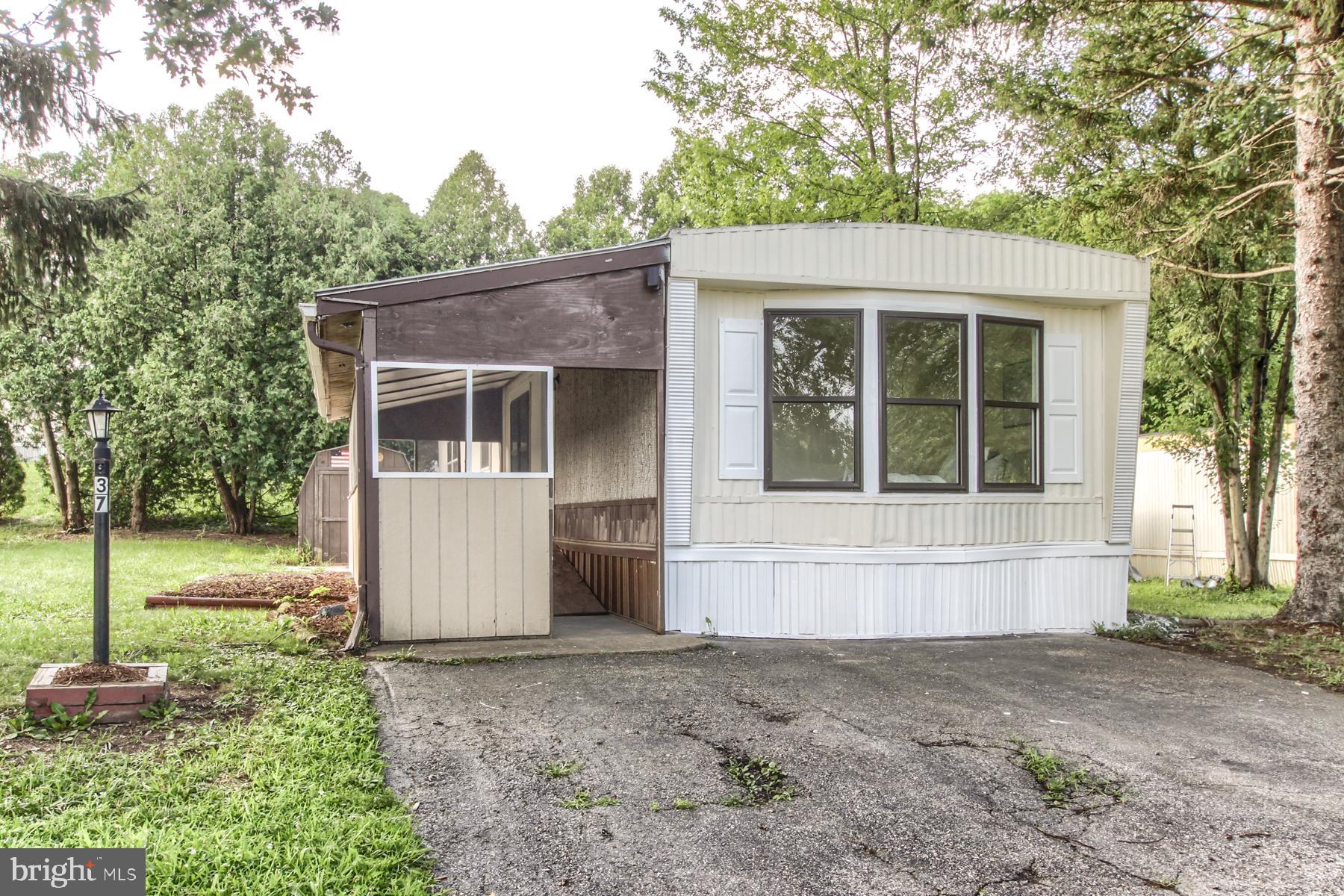 COUNTRY MANOR WEST - Residential