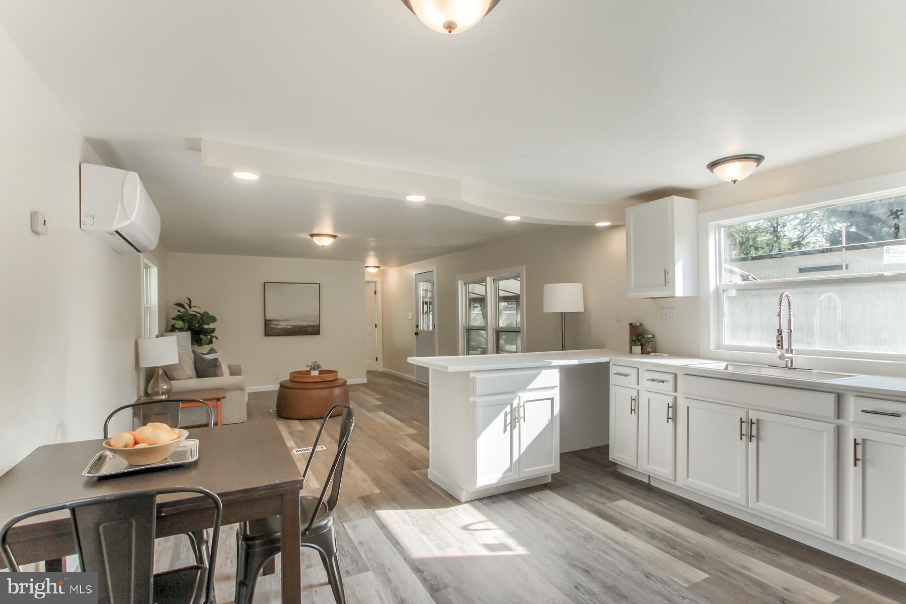 COUNTRY MANOR WEST - Residential