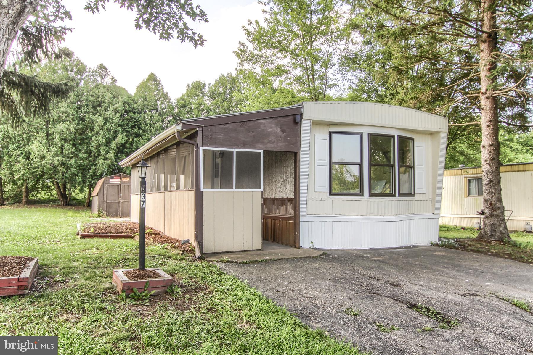 COUNTRY MANOR WEST - Residential