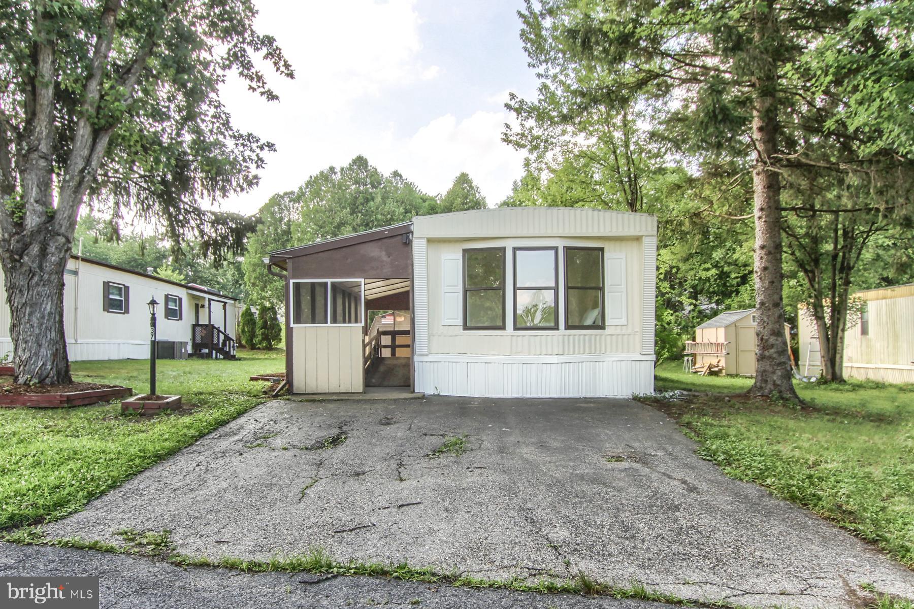 COUNTRY MANOR WEST - Residential