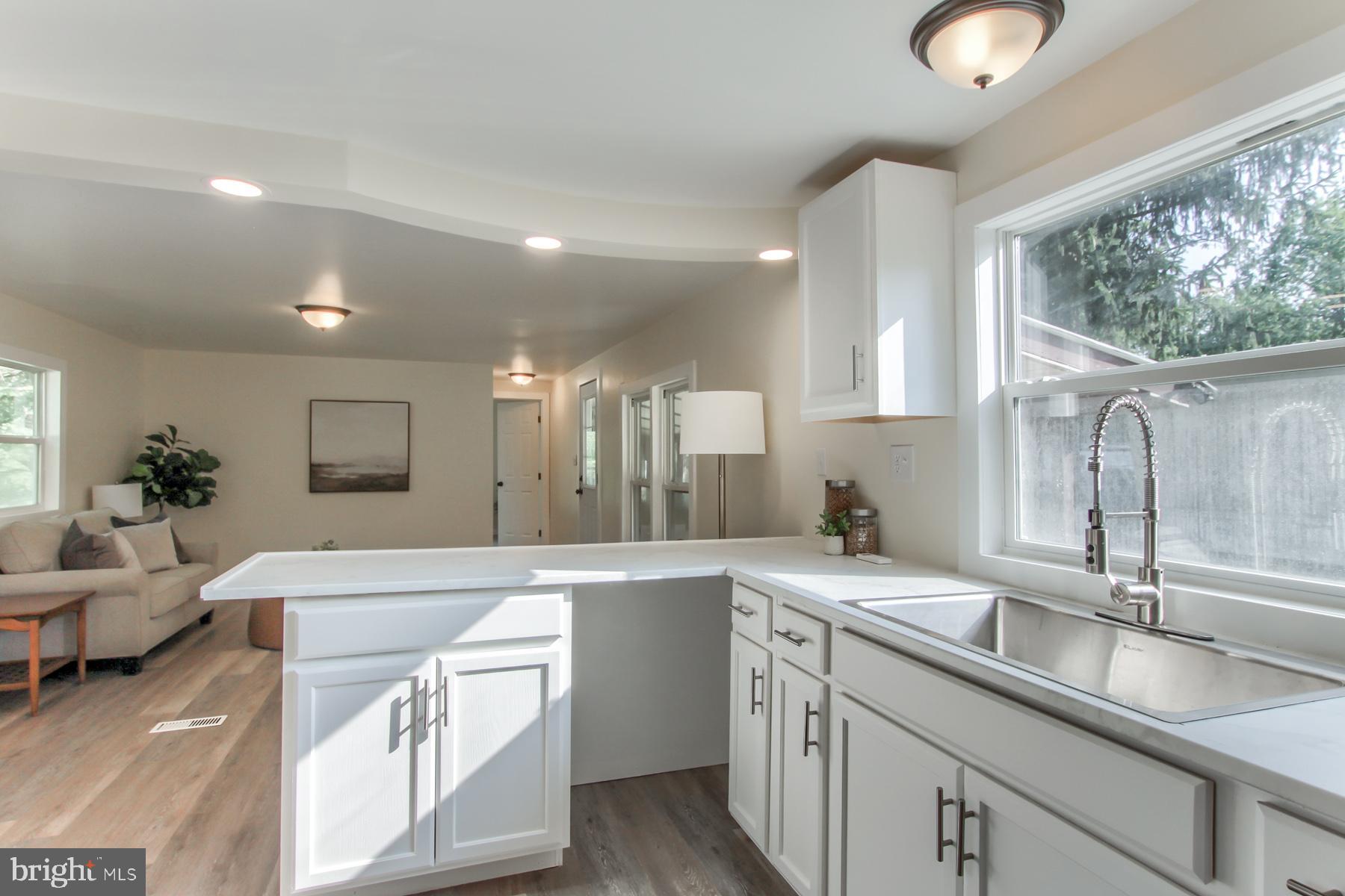 COUNTRY MANOR WEST - Residential