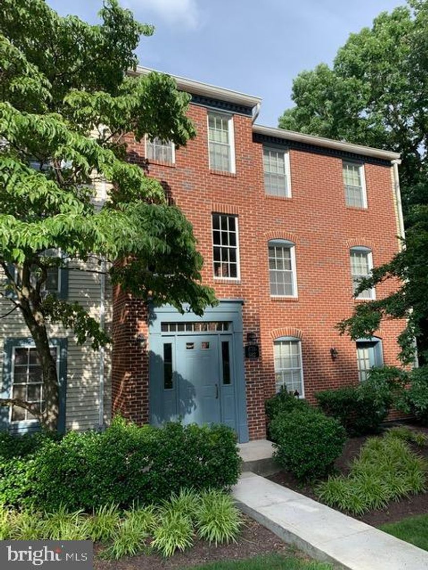 Newly remodeled kitchen with granite countertop tile backsplash tile floors and stainless steel appliances. Both bathrooms recently updated. Come see this large lower level condo in North Port w/ 2 bedrooms,2 baths and a wood burning fireplace in LR/DR area. Sliders in master bedroom and living room open to ground level patio with views of the woods. Large laundry room with storage. A great location!