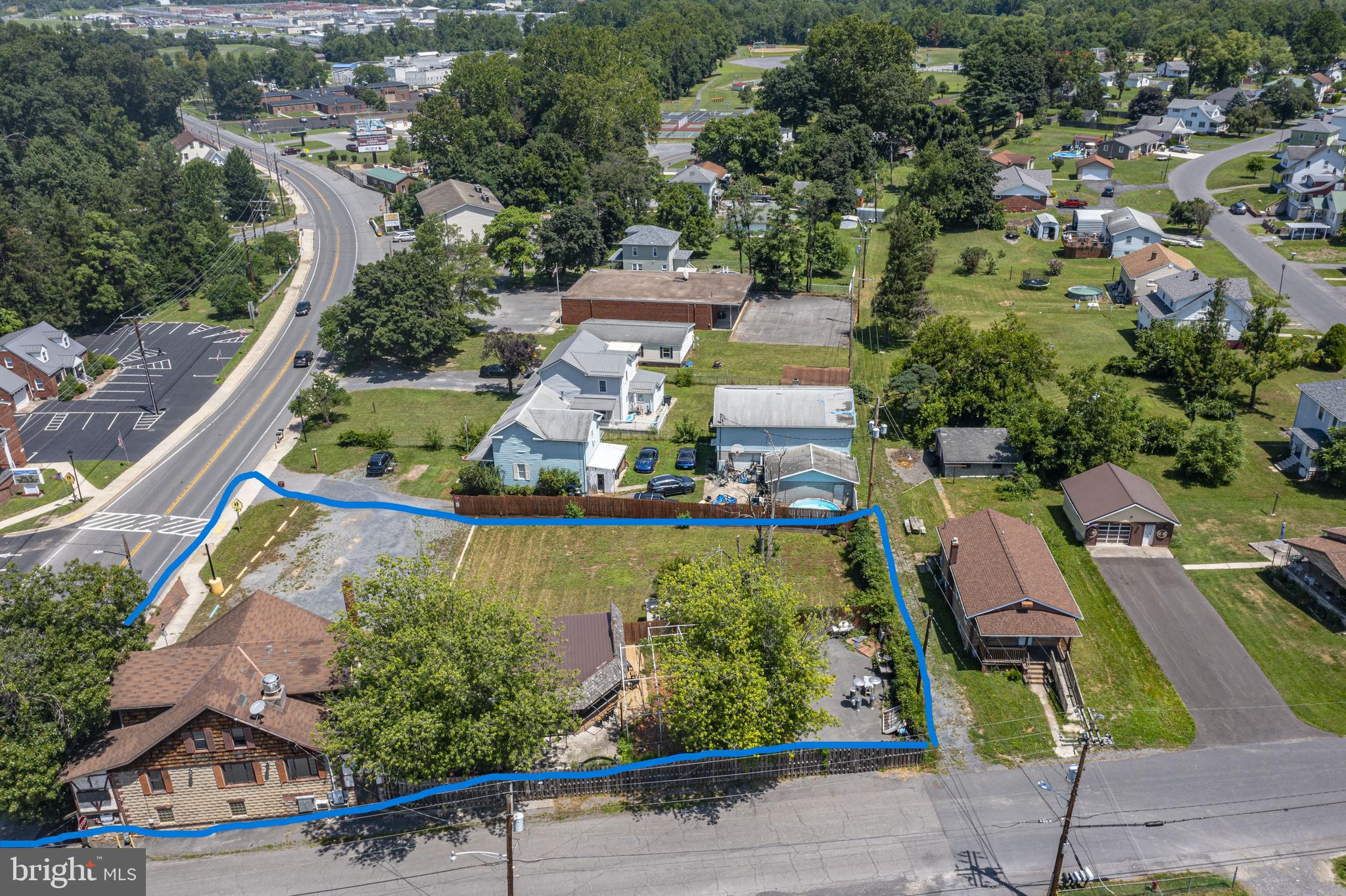 Main image without alt text