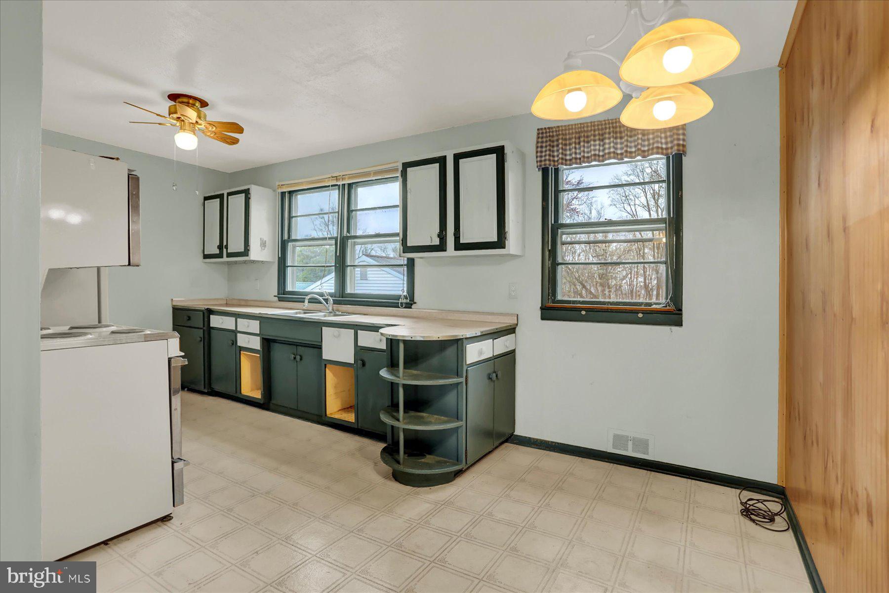 2115 WHITE HOUSE ROAD