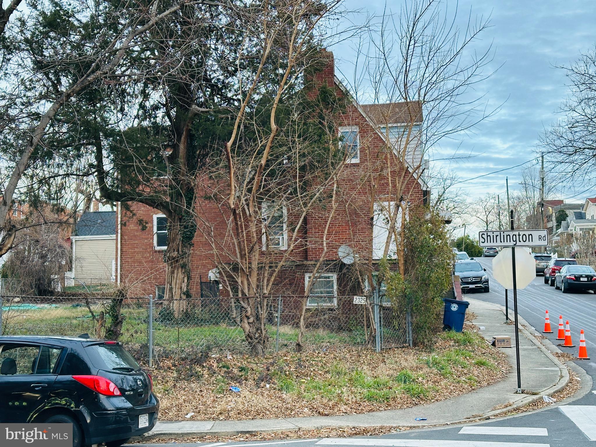 Main image without alt text