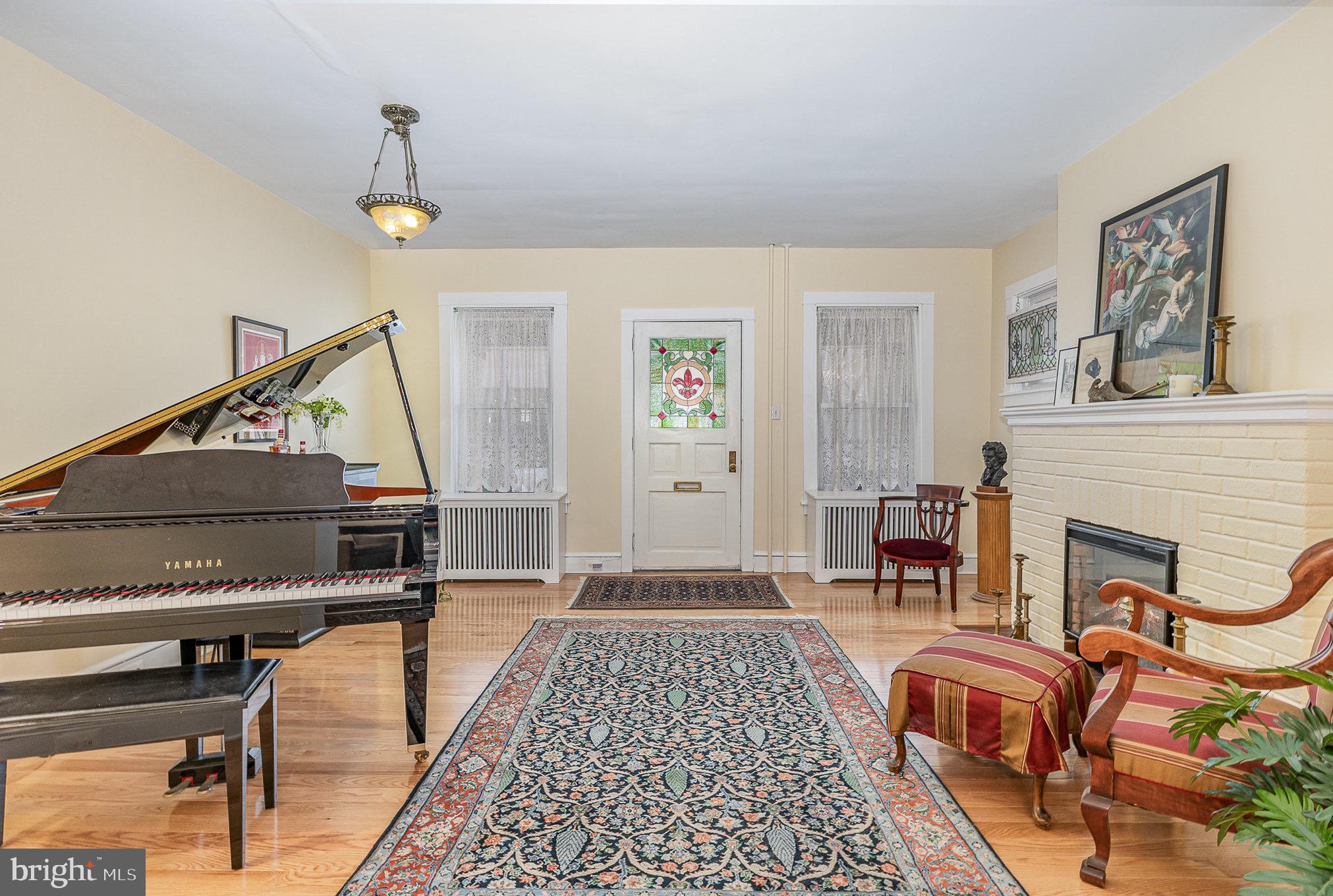 825 W WALNUT STREET