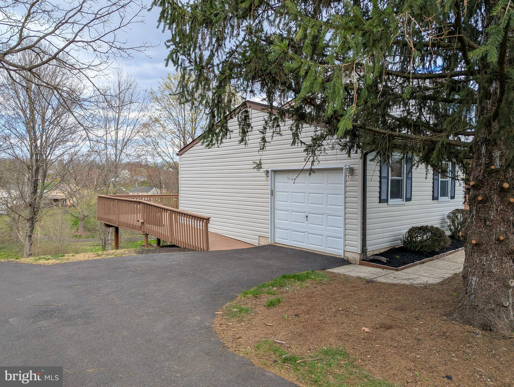 VILLAGE BROOK ESTS - Residential