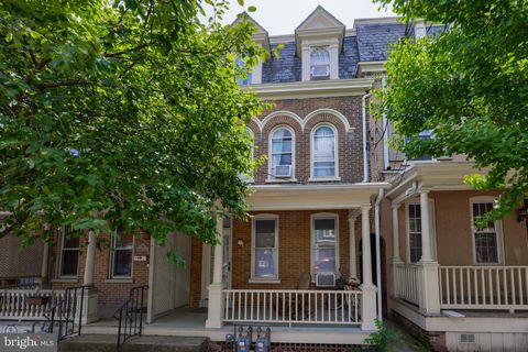 Photo of 318 W Lemon Street, Lancaster, PA 17603 (MLS # PALA2054474)