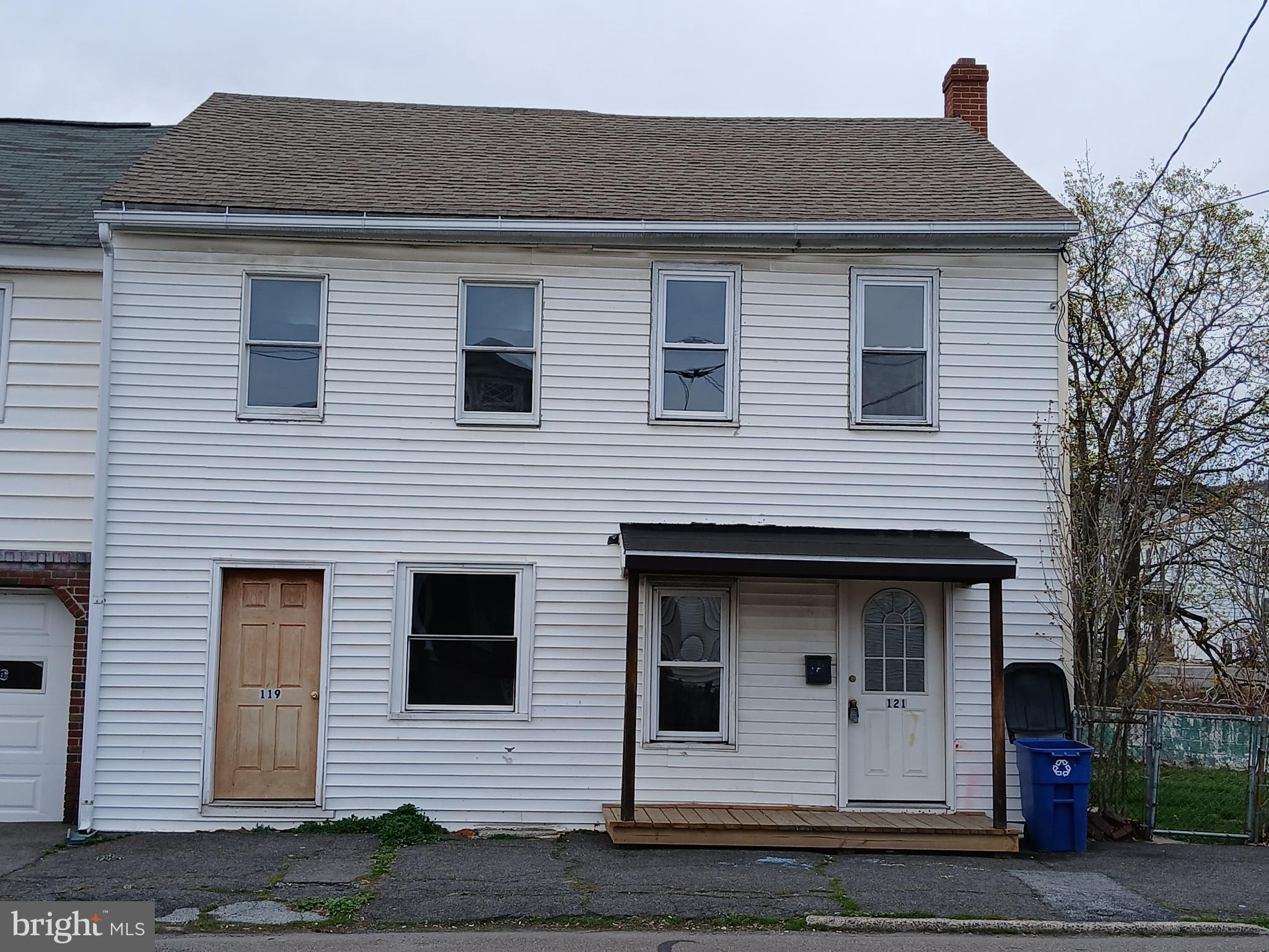 Main image without alt text