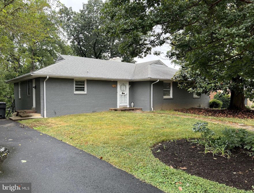 Don't miss out on this one, great archer style home (top floor only)  for rent.  PLEASE NOTE THIS IS FOR THE TOP FLOOR ONLY.   3 bed 2 full baths. Newly updated kitchen and new paint throughout. Brand new washer and dryer installed this week. Updated bathrooms and great living space for family.