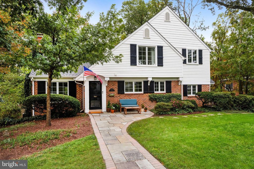 Photo of 3203 Circle Hill Road, ALEXANDRIA, VA 22305 (MLS # VAAX2051364)