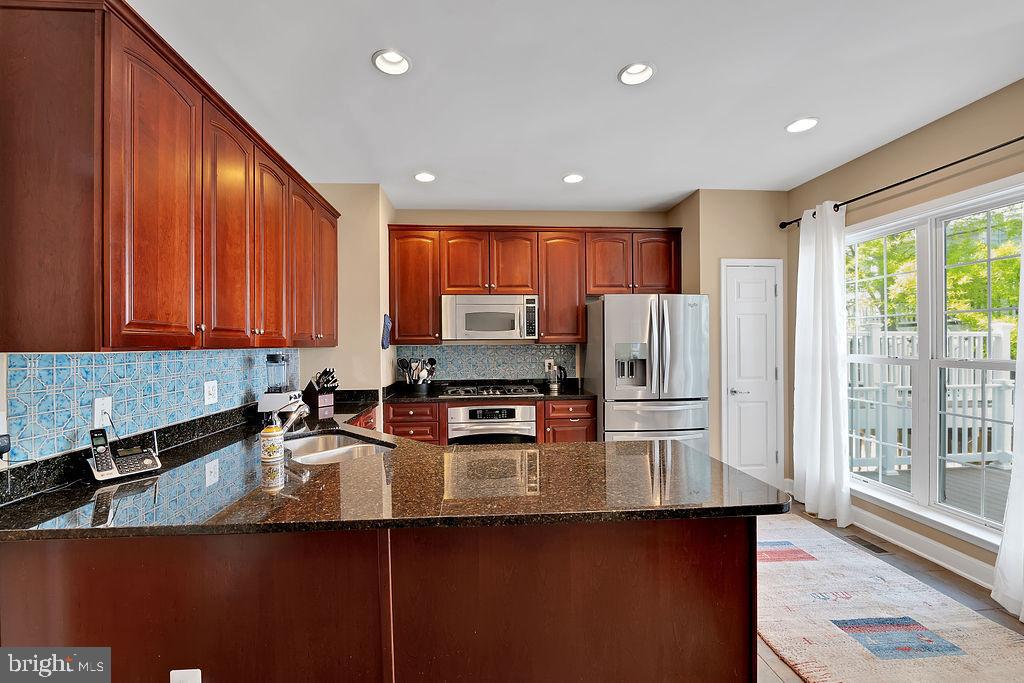 POTOMAC CLUB CONDOMINIUMS - Residential