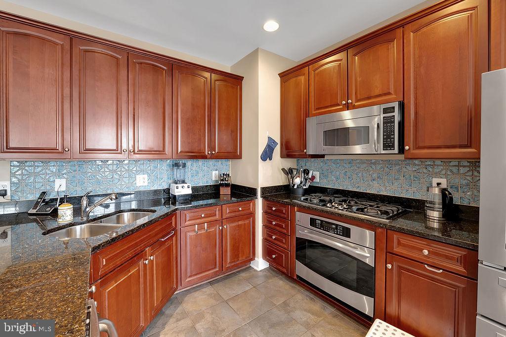 POTOMAC CLUB CONDOMINIUMS - Residential