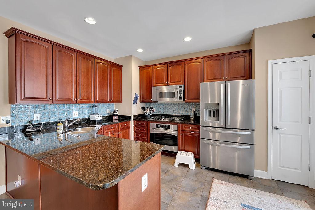 POTOMAC CLUB CONDOMINIUMS - Residential