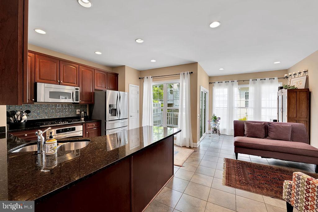 POTOMAC CLUB CONDOMINIUMS - Residential