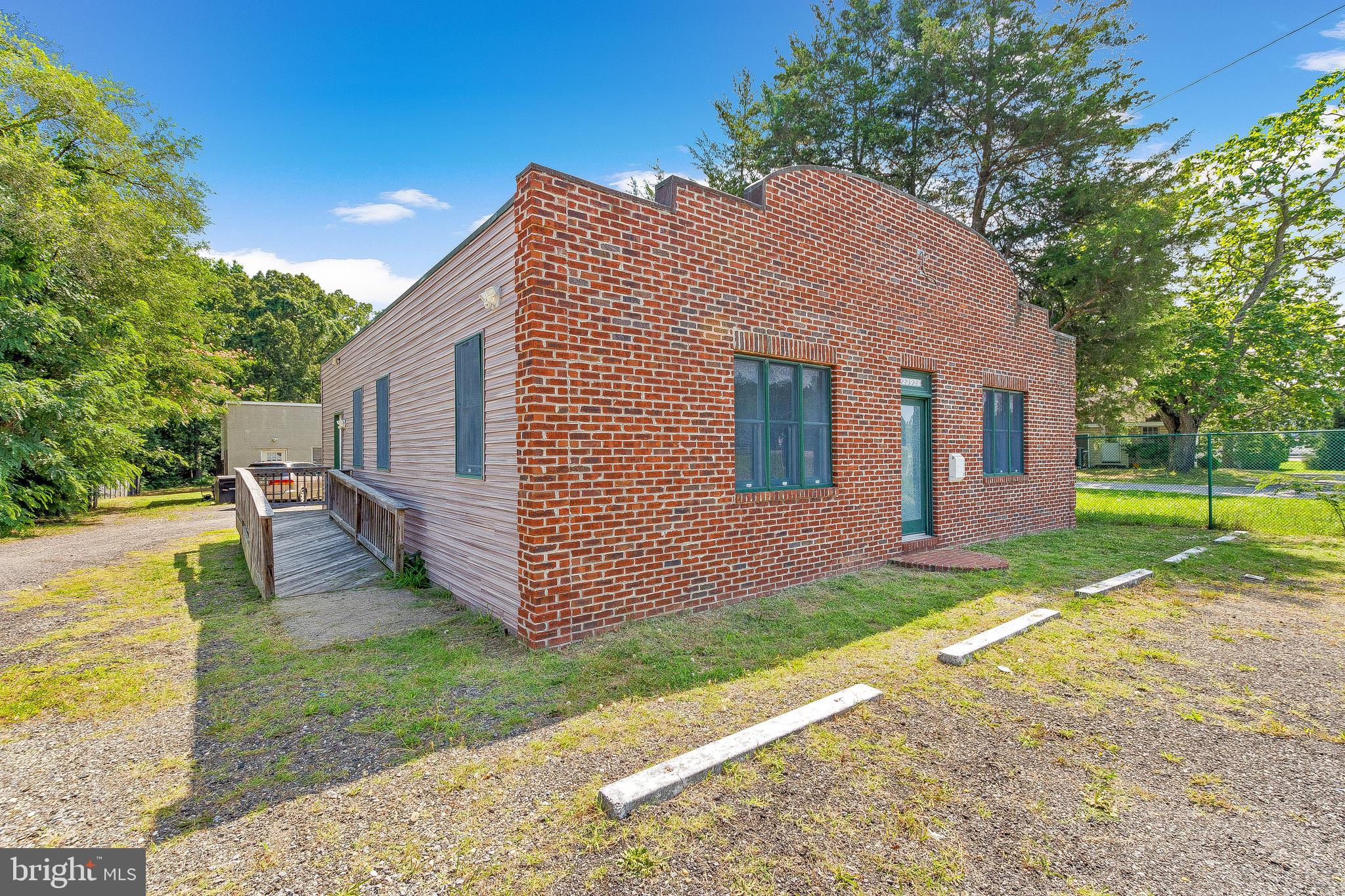 Main image without alt text