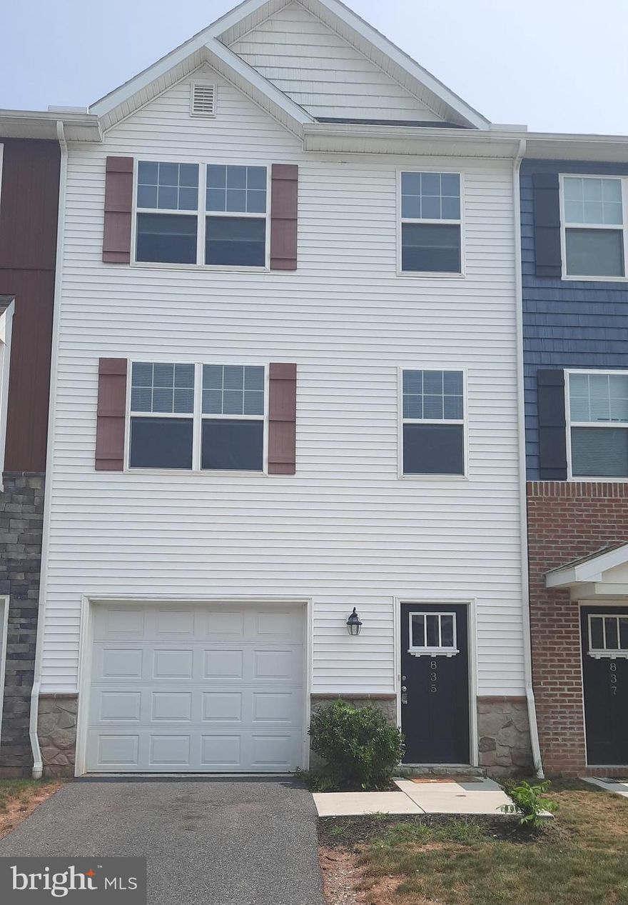 Beautiful townhome available in the very popular Admirals quay development. This property features laminate flooring, granite countertops, first floor finished bonus room and third floor laundry.