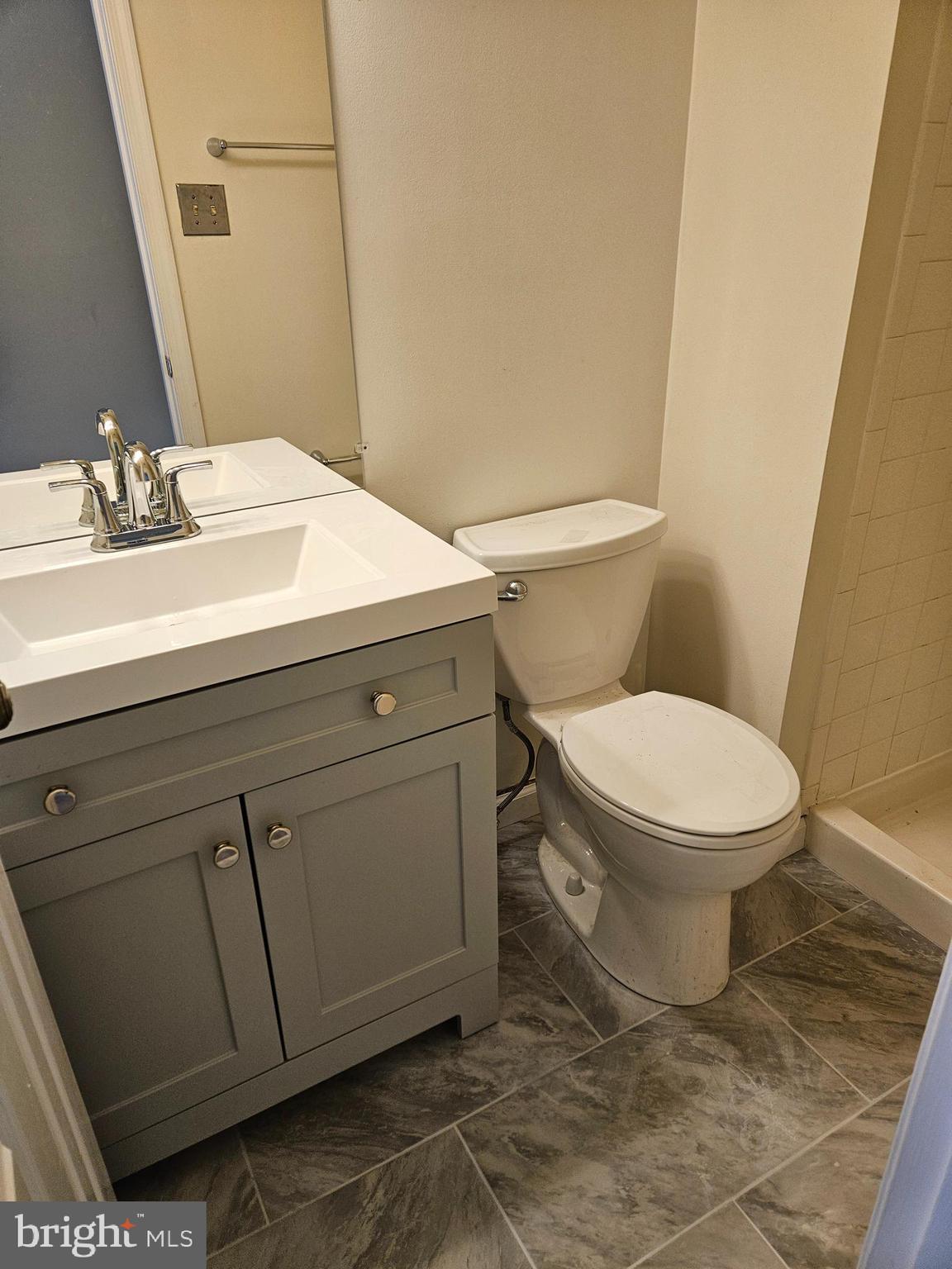 DOMINION SQUARE - Residential Lease