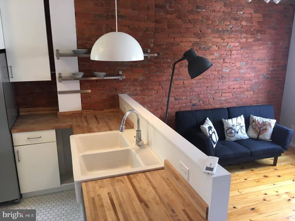 1812 W MASTER STREET