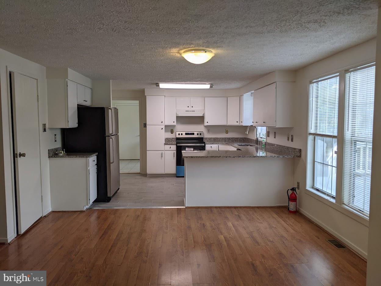 FAIRFAX ACRES - Residential Lease