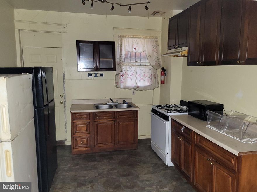 Great investment property with income potential. Please give 24-hour notice. Property is unoccupied, but seller will meet agent and buyer at the property.