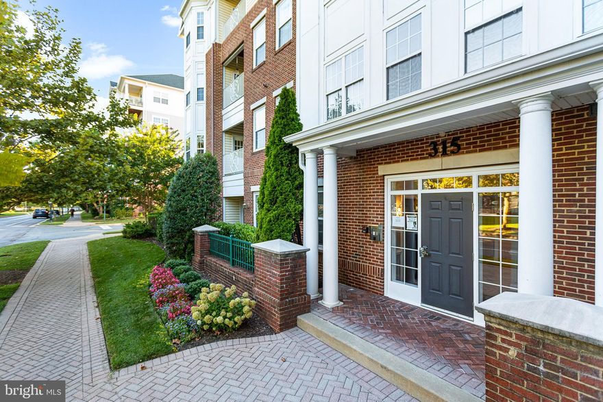 Beautiful & Spacious Luxury Condo featuring: Foyer, Living room, Dining room, Den, Kitchen, Breakfast area, 3 Bedrooms with en-suite Bathrooms, Guest Powder room & 2 Balconies, Fantastic Location, close to Shops, Grocery Store,Banks & Restaurants. Also it is commuters delight with quick access to Public transport & Metro.