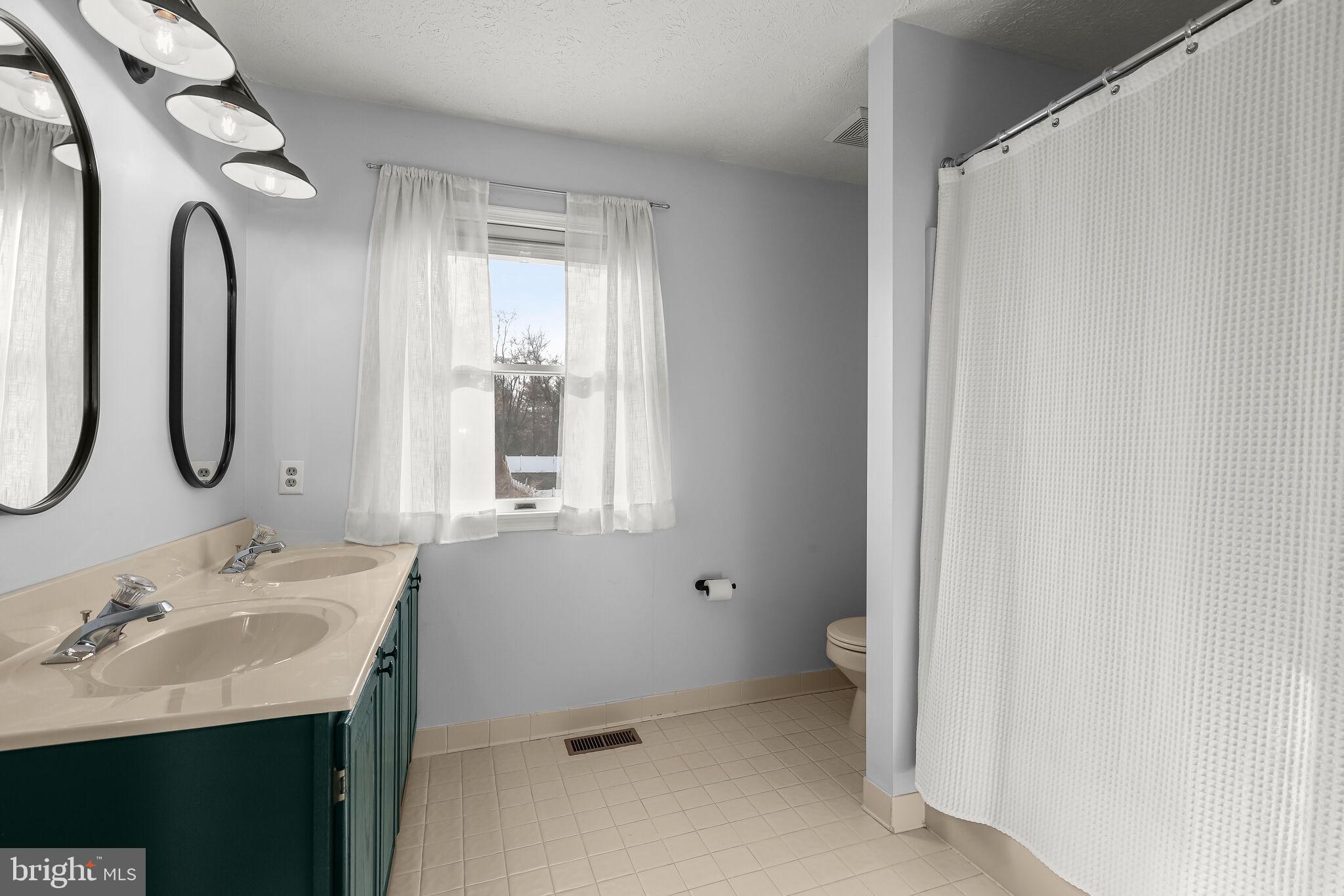 CONSTANT FRIENDSHIP - Residential