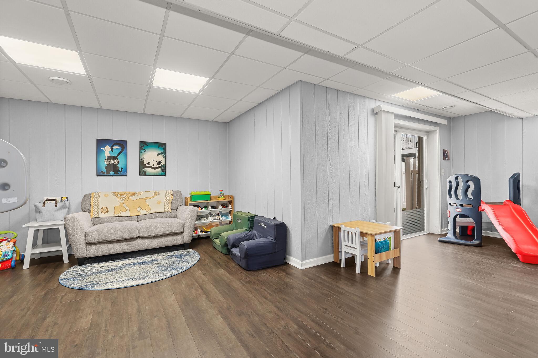 CONSTANT FRIENDSHIP - Residential