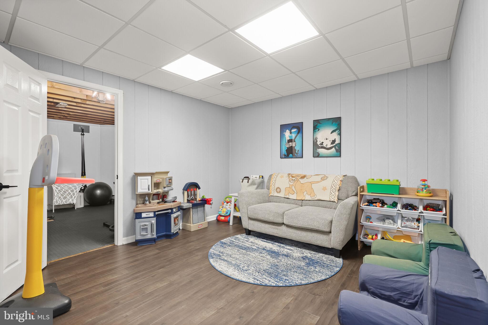 CONSTANT FRIENDSHIP - Residential