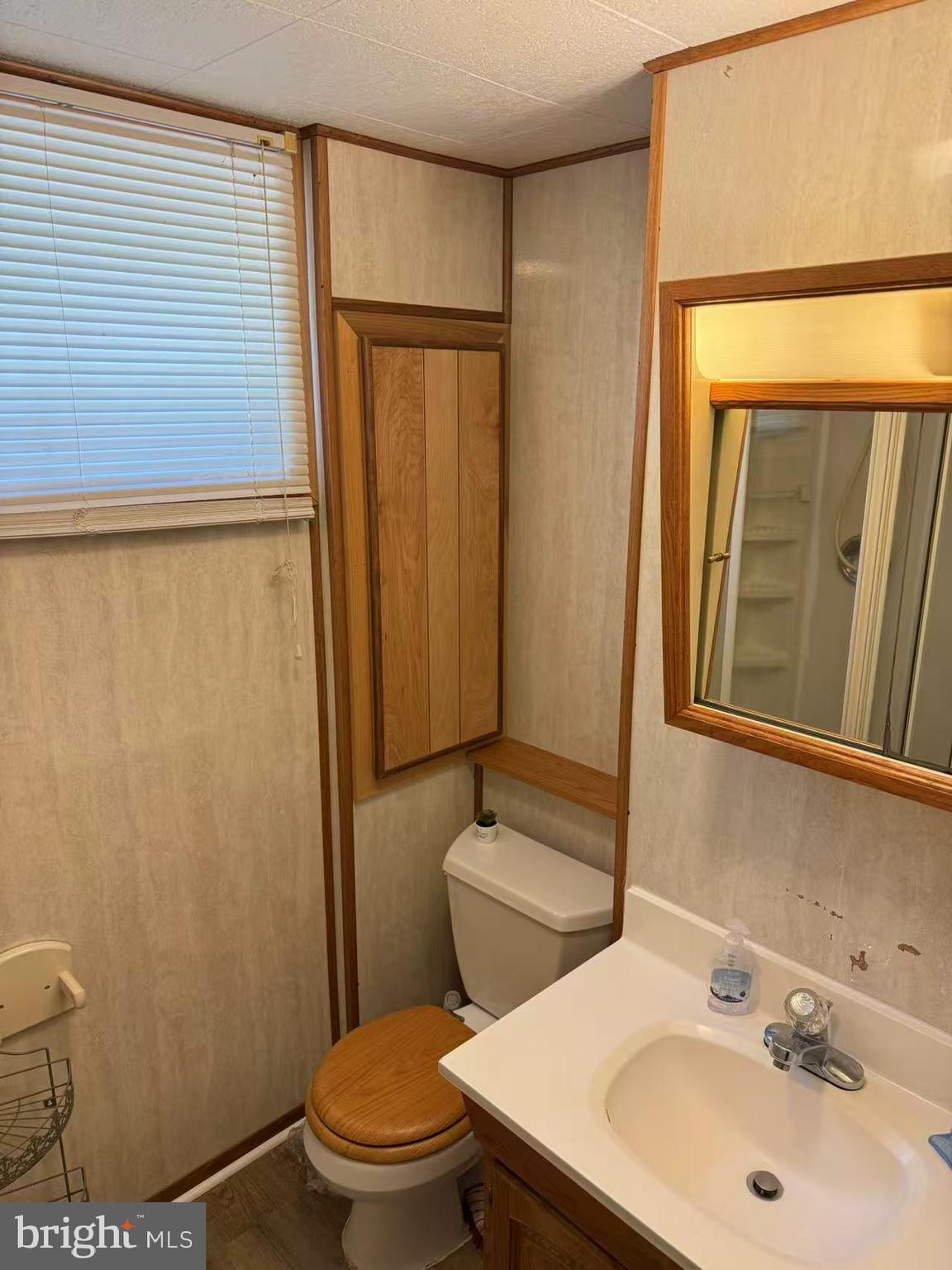 COUNTRY CLUB LAKE - Residential Lease