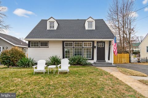 Photo of 1925 Rollins Drive, ALEXANDRIA, VA 22307 (MLS # VAFX2291900)