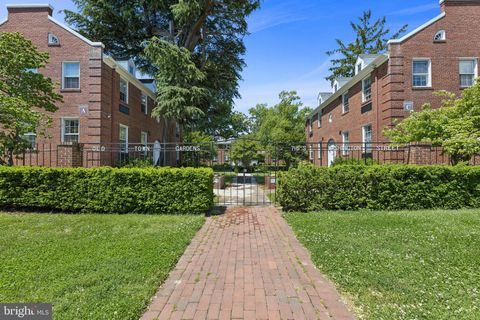Photo of 715 Washington Street #A-32, ALEXANDRIA, VA 22314 (MLS # VAAX2060736)