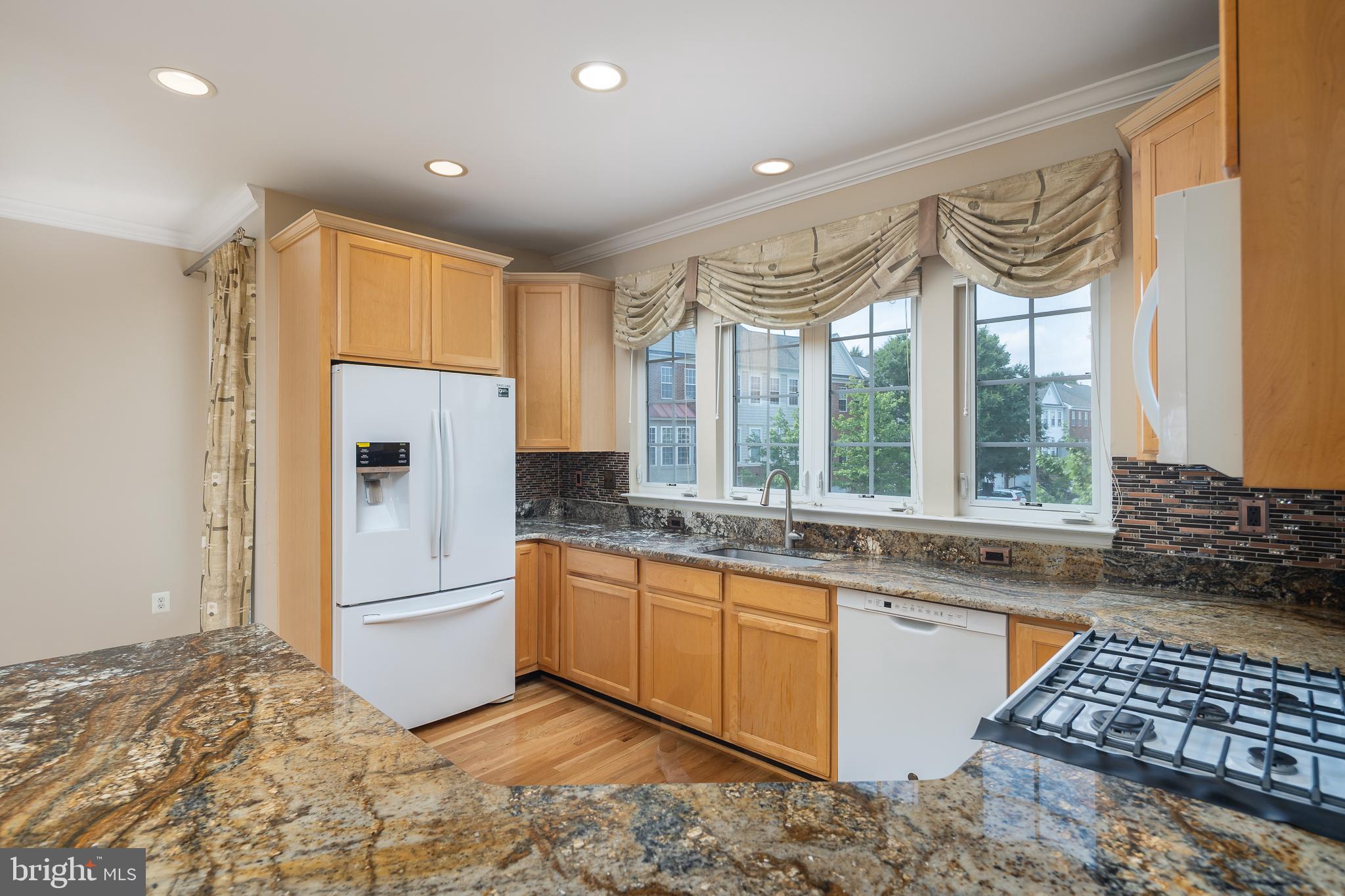 AUTUMN CHASE HUNT - Residential