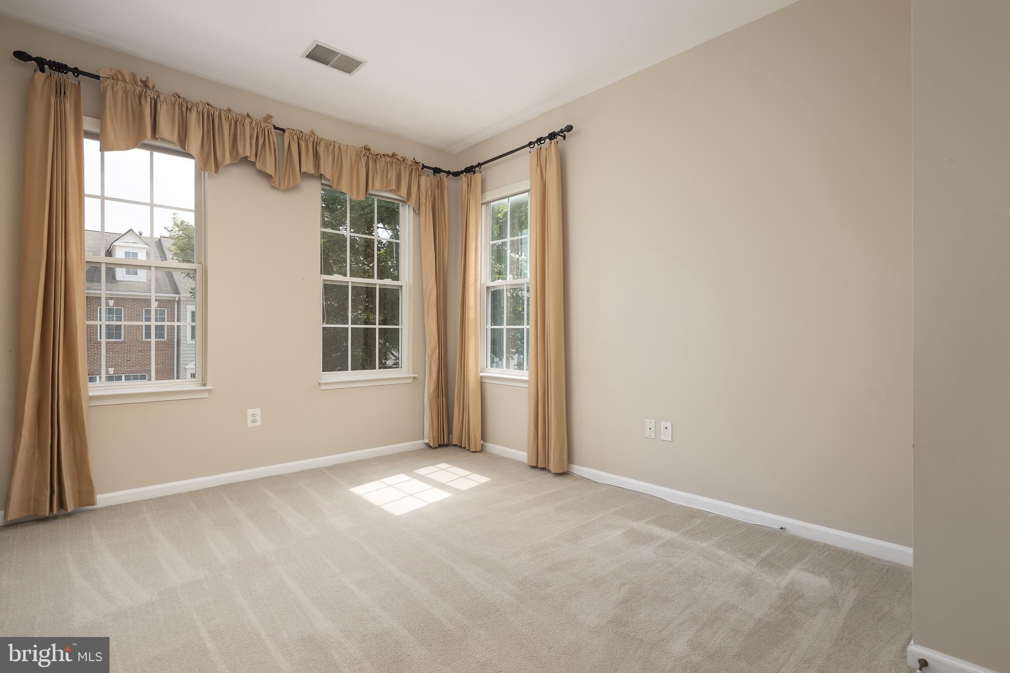 AUTUMN CHASE HUNT - Residential