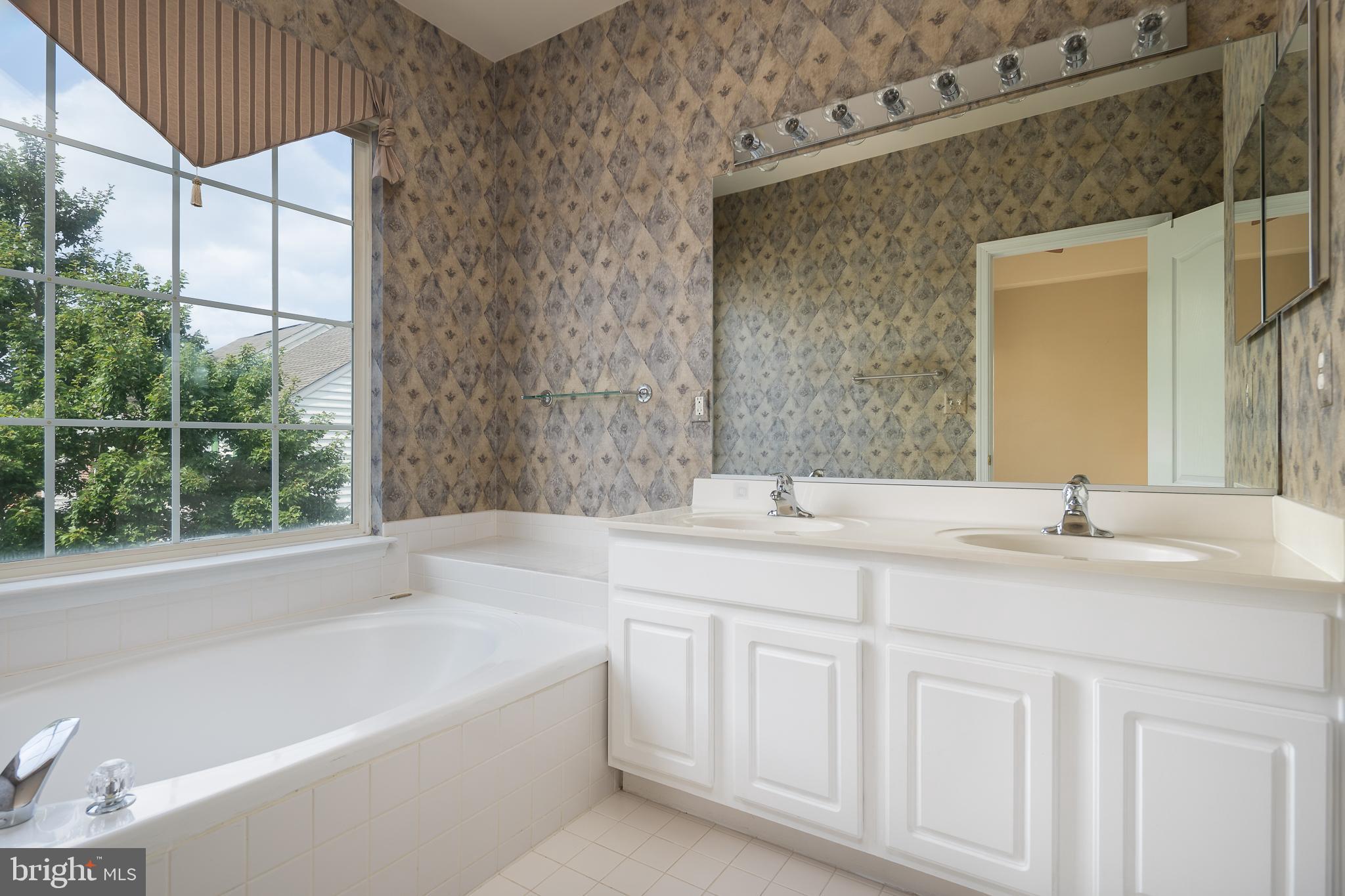 AUTUMN CHASE HUNT - Residential