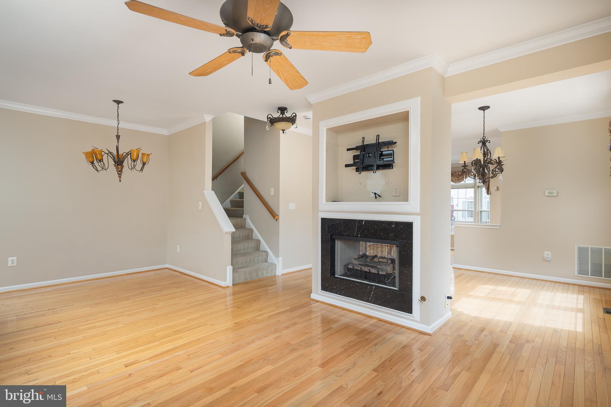 AUTUMN CHASE HUNT - Residential