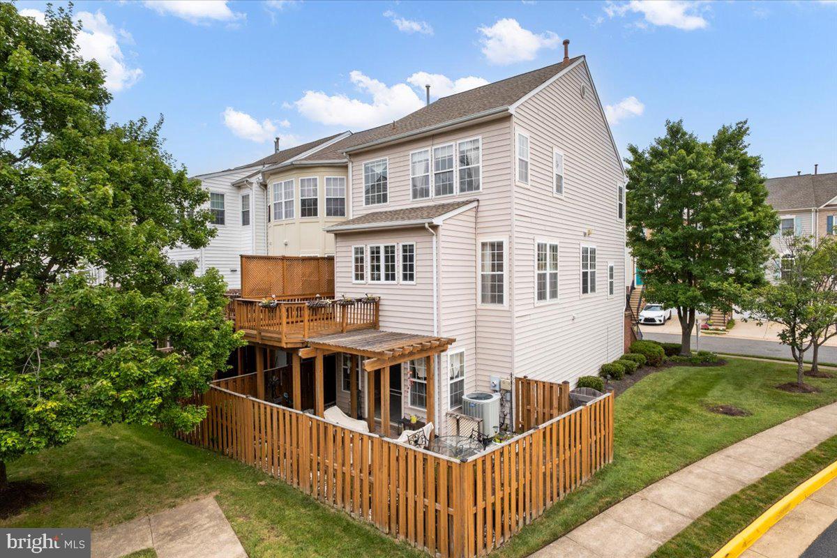 AUTUMN CHASE HUNT - Residential