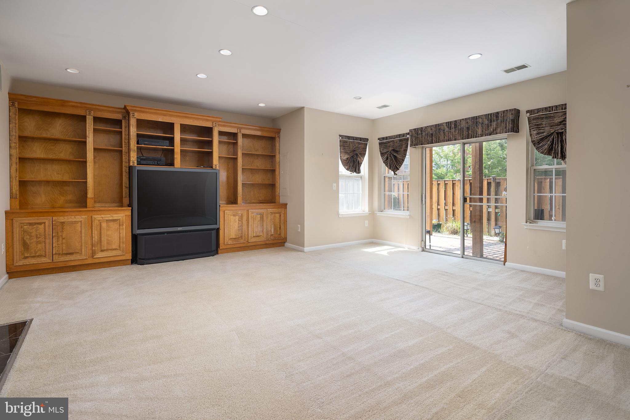 AUTUMN CHASE HUNT - Residential