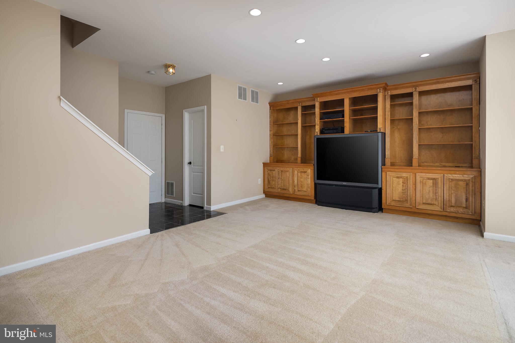 AUTUMN CHASE HUNT - Residential