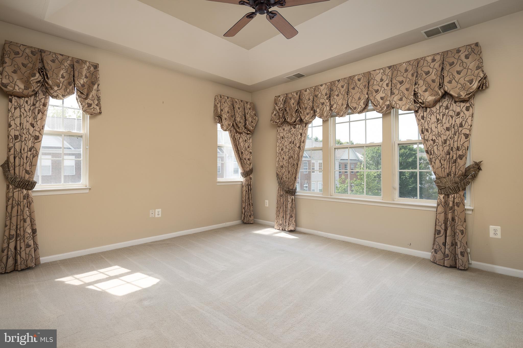 AUTUMN CHASE HUNT - Residential