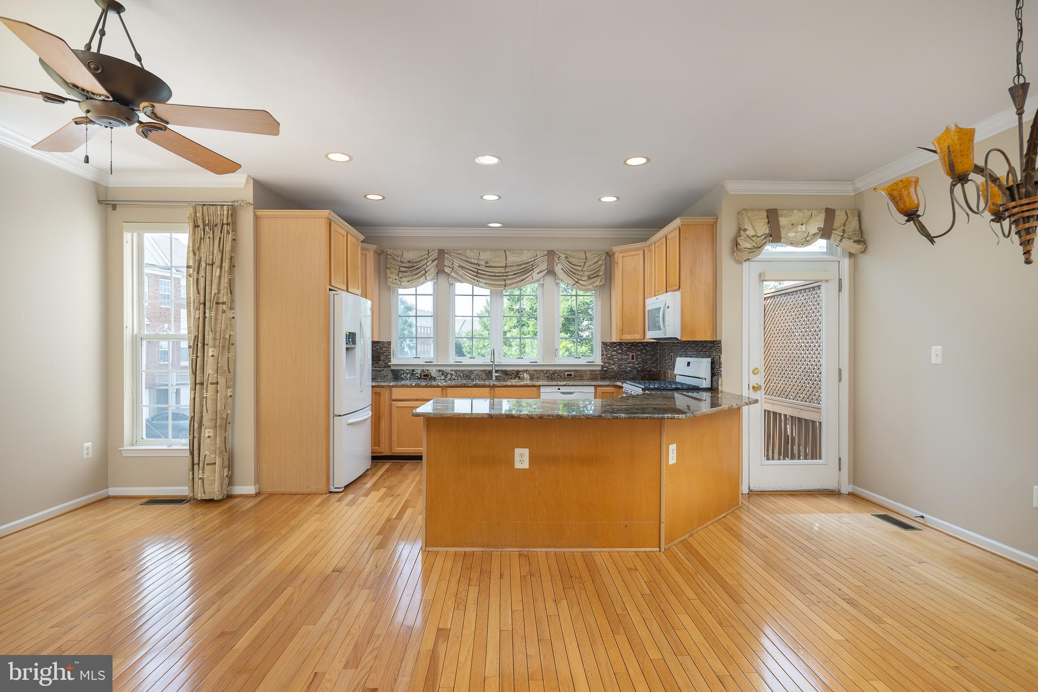 AUTUMN CHASE HUNT - Residential