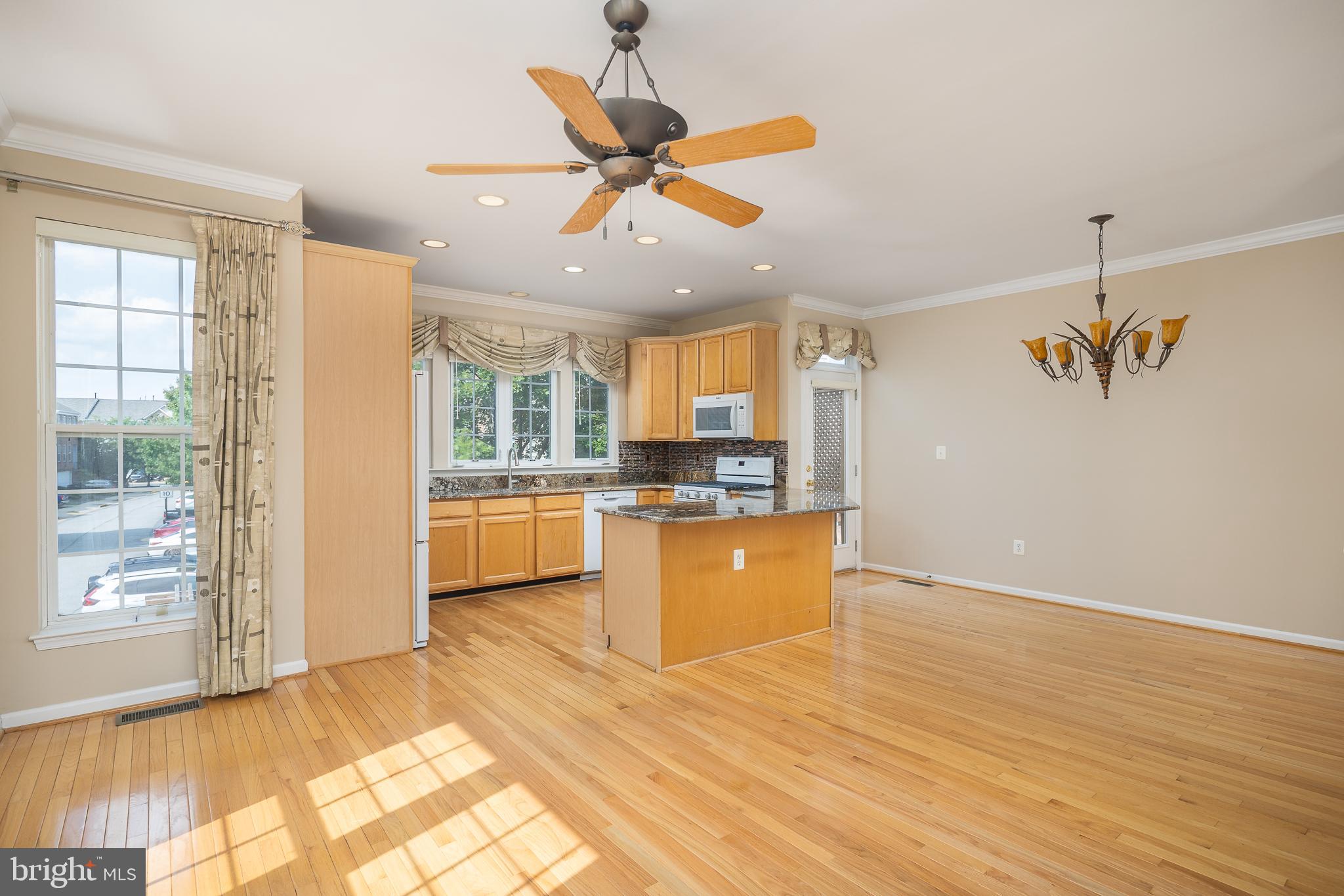 AUTUMN CHASE HUNT - Residential