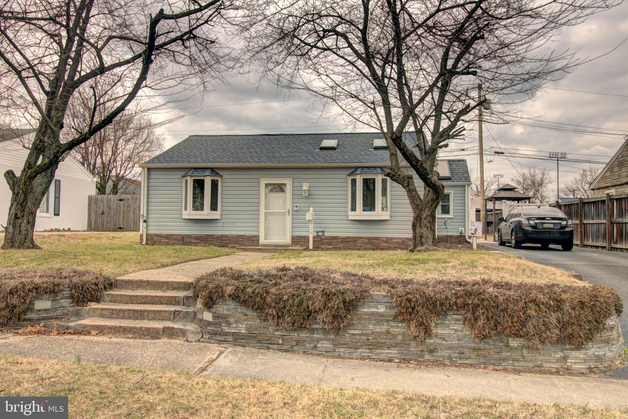 Come see this well maintained home! It is in excellent condition. Updates include 2021: Water heater , 2018: washer/dryer, bathroom, roof and skylights, siding, gutters, kitchen, HVAC and duct work,
2010: water lines, windows and living room