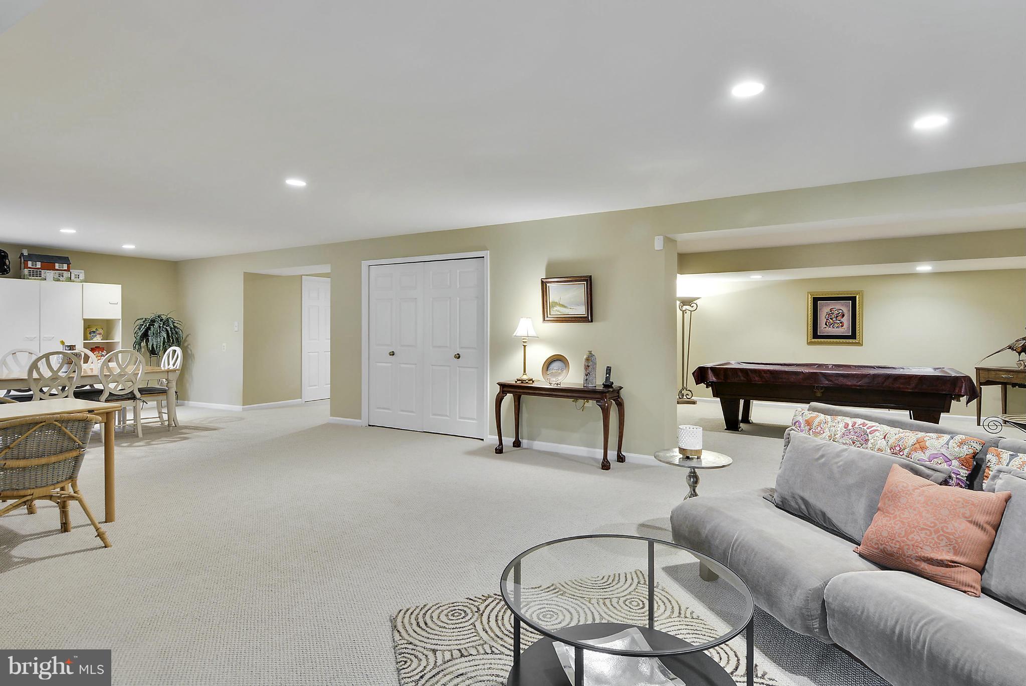 HOLLY KNOLL - Residential