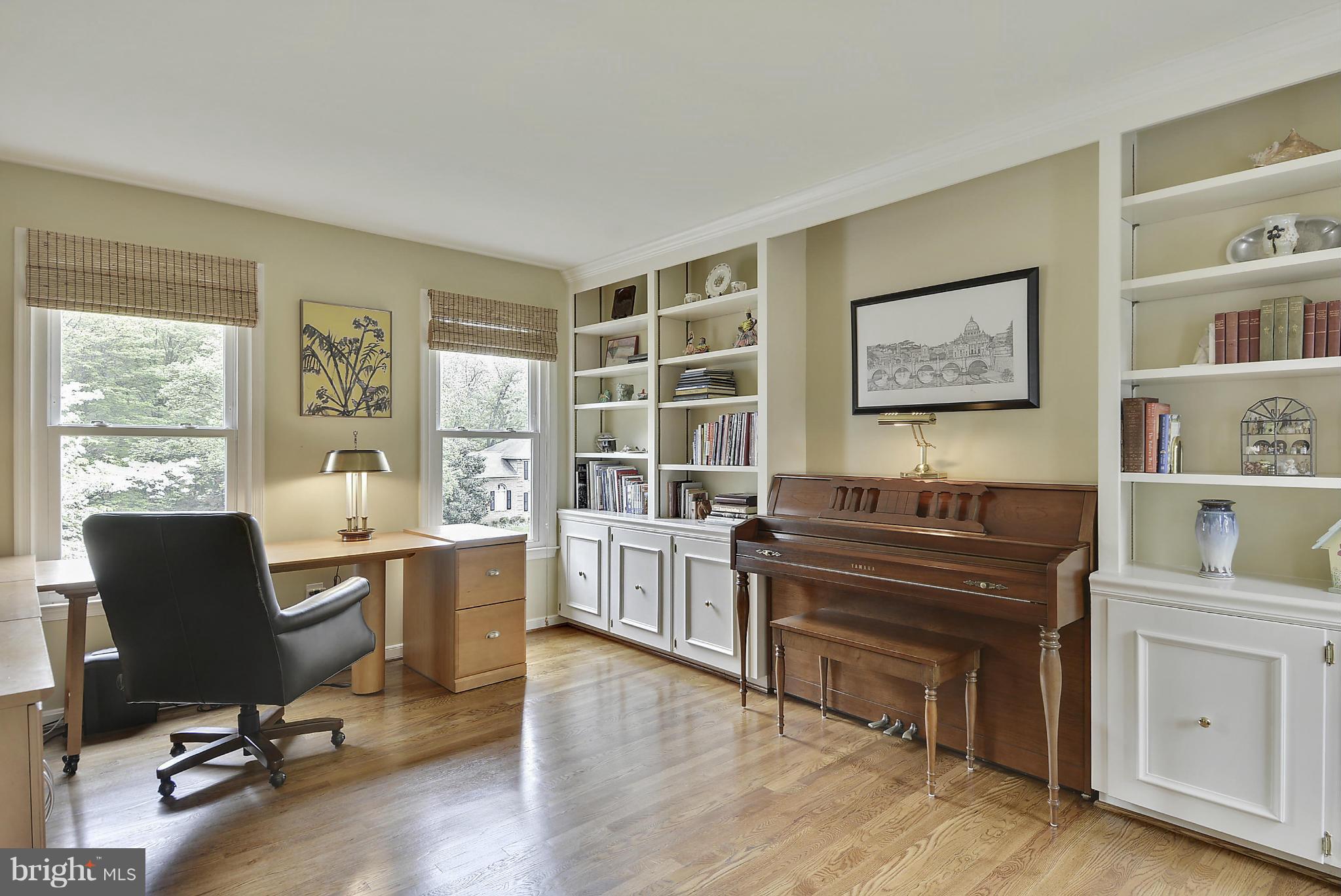 HOLLY KNOLL - Residential