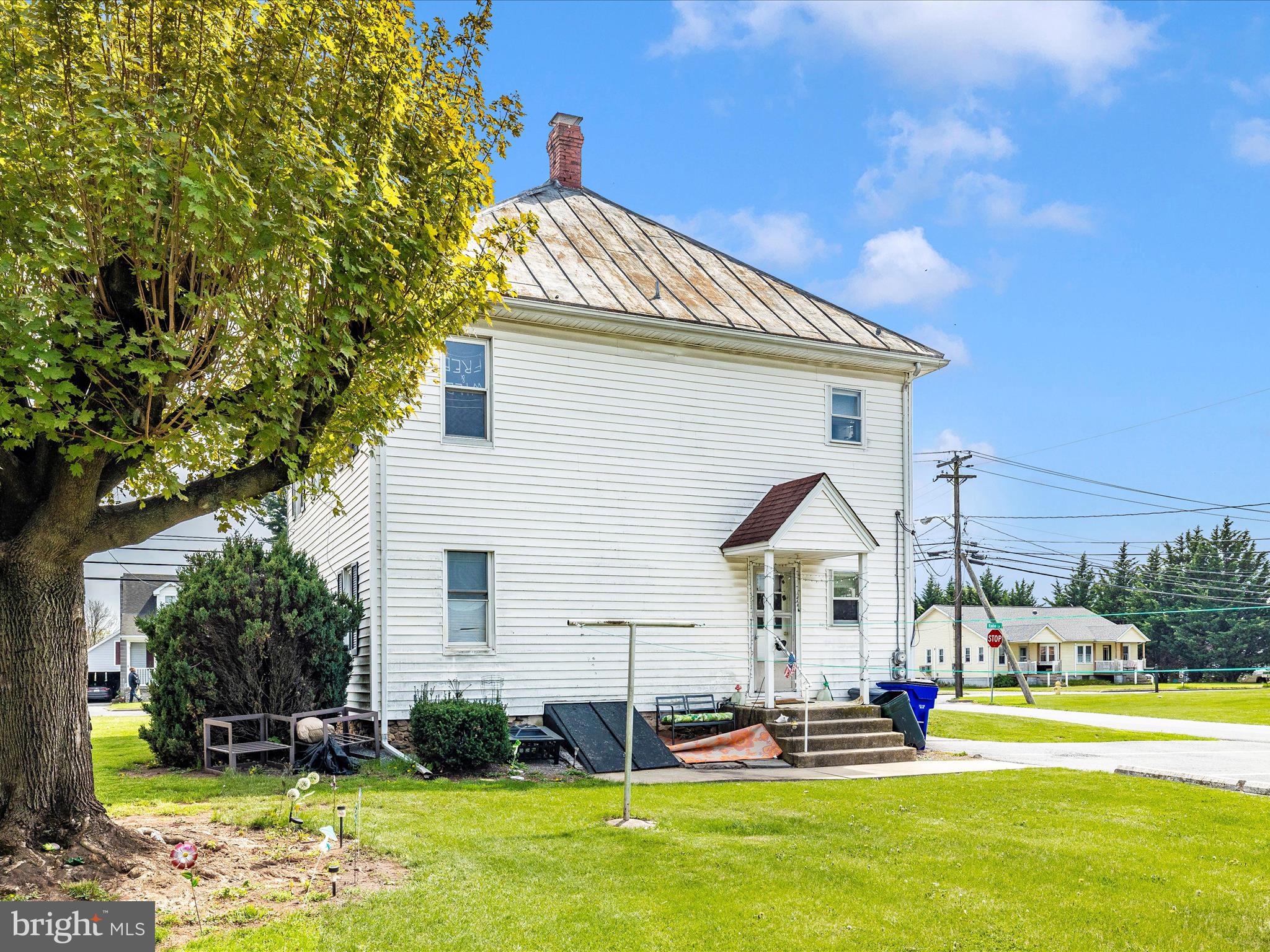 Main image without alt text