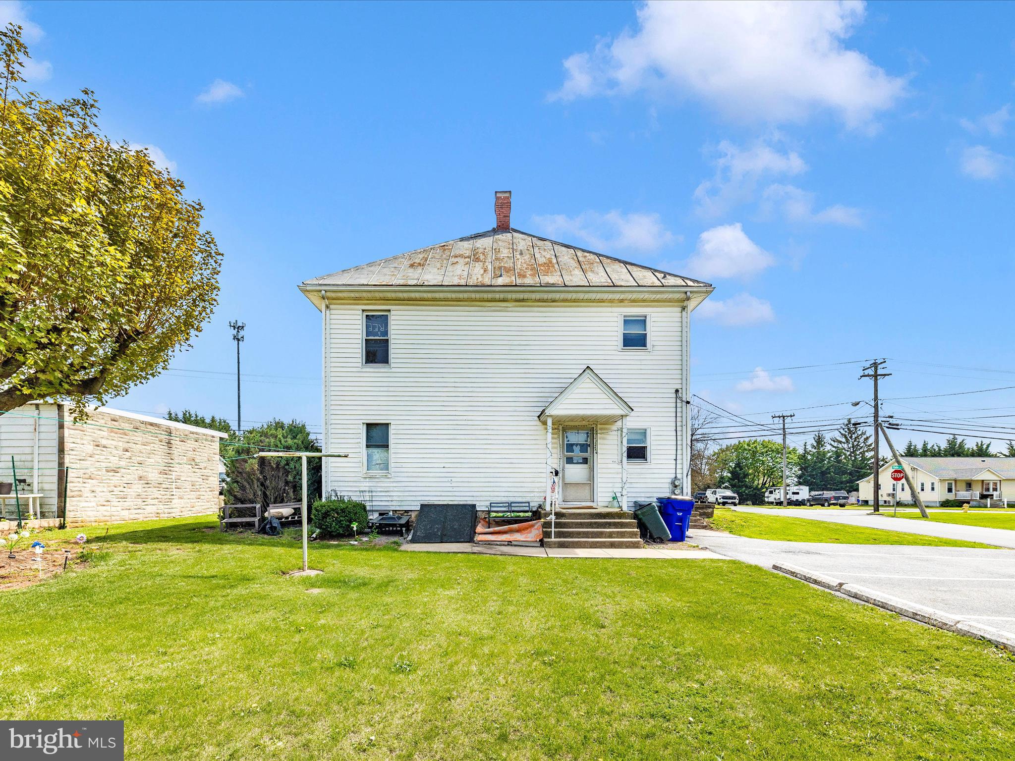 Main image without alt text