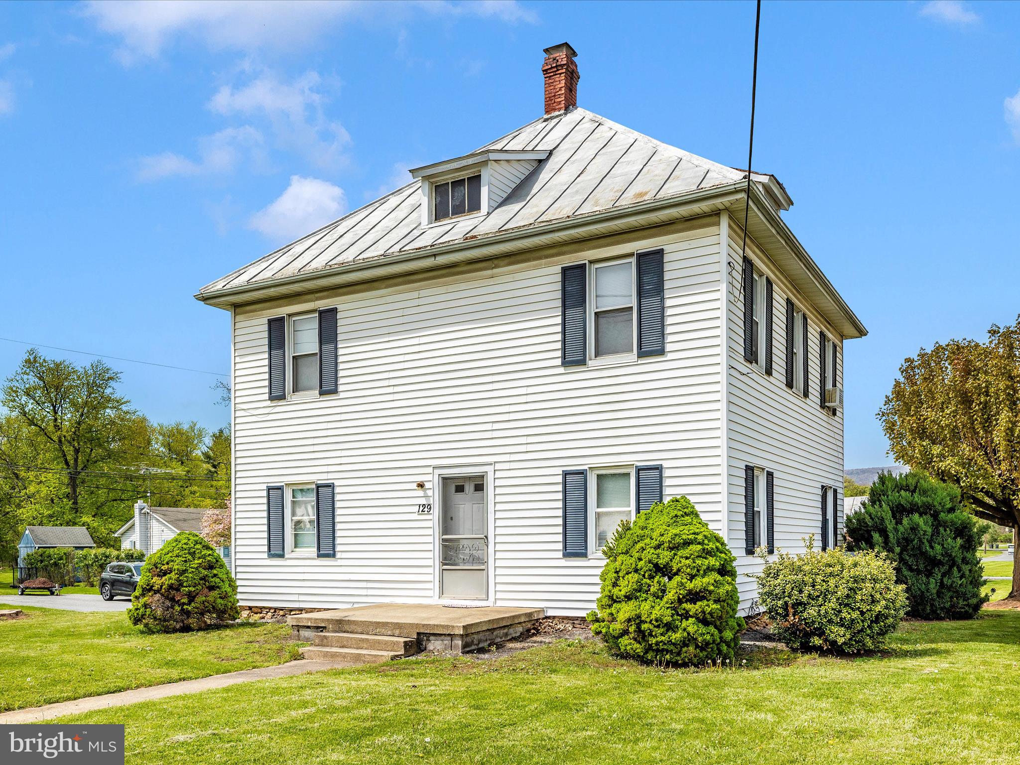 Main image without alt text