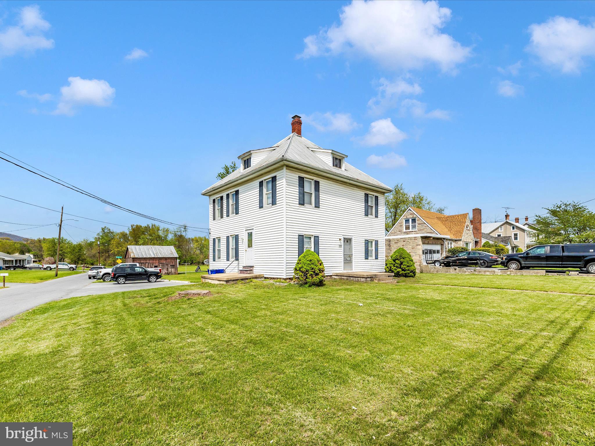 Main image without alt text