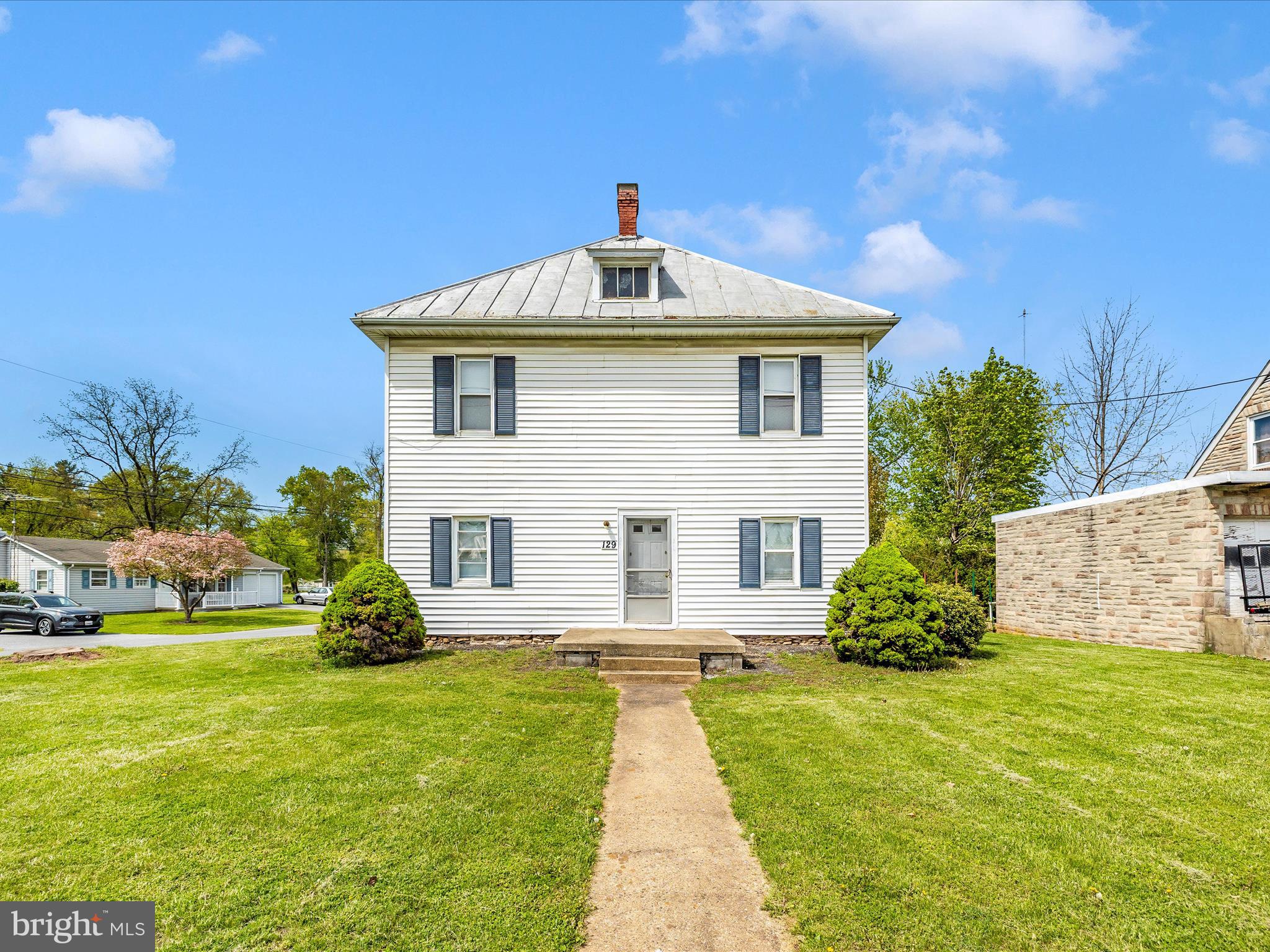 Main image without alt text